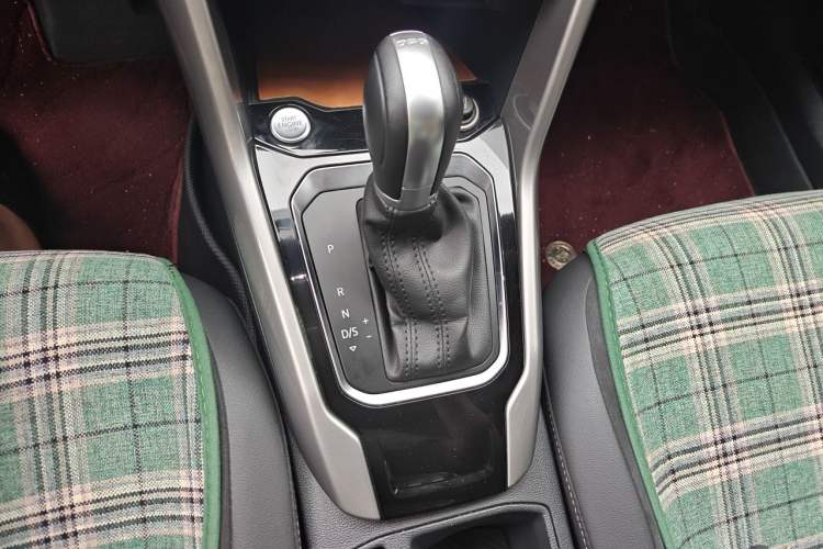 Used Volkswagen T-ROC 2022 280TSI DSG Two-Wheel Drive R-Line Pro PLUS Gear Lever
