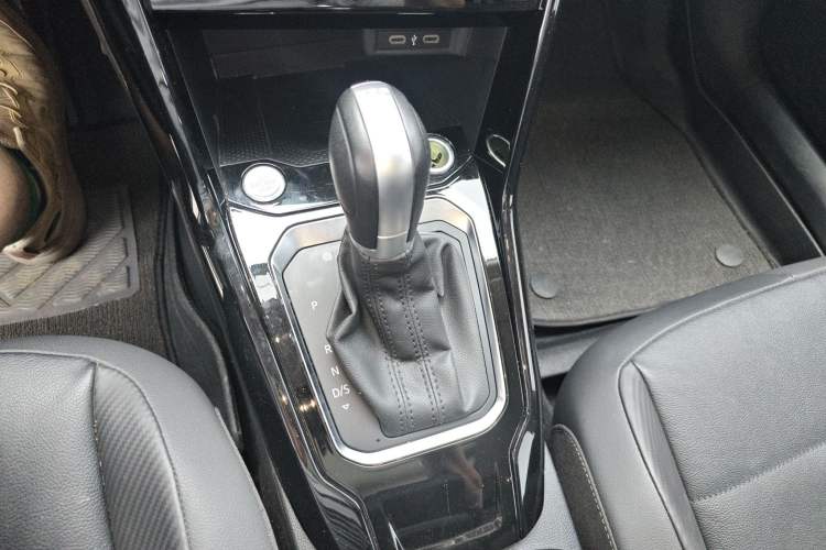 Used Volkswagen T-ROC 2022 280TSI DSG Two-Wheel Drive Comfort PLUS Gear Lever
