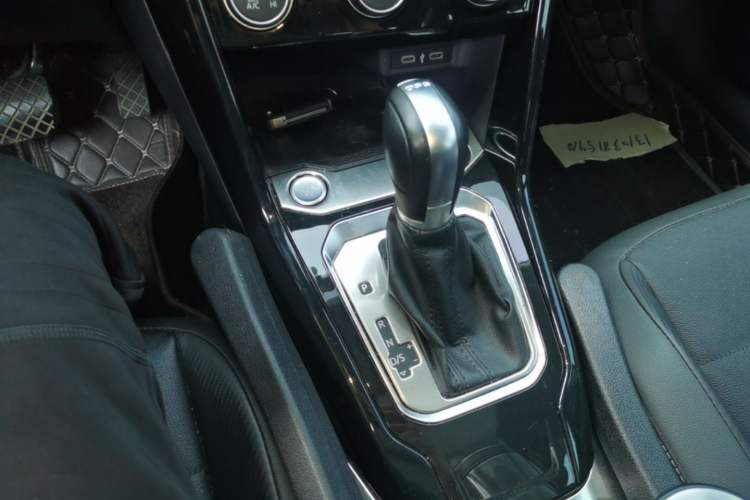 Used Volkswagen T-ROC 2022 280TSI DSG Two-Wheel Drive Comfort PLUS Gear Lever