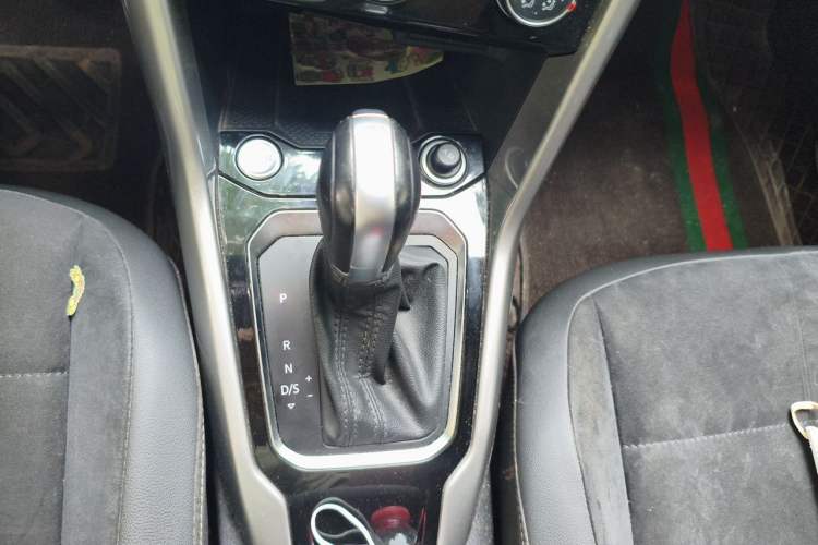 Used Volkswagen T-ROC 2022 280TSI DSG Two-Wheel Drive R-Line Pro PLUS Gear Lever