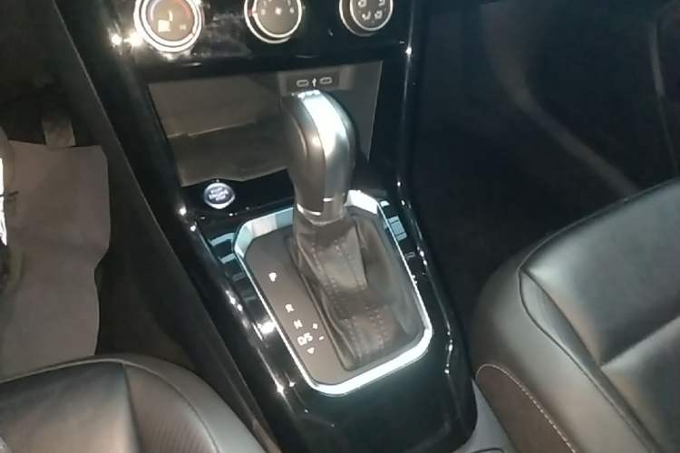 Used Volkswagen T-ROC 2022 280TSI DSG Two-Wheel Drive Comfort PLUS Gear Lever