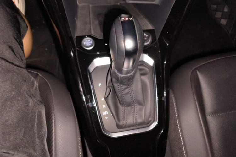 Used Volkswagen T-ROC 2022 280TSI DSG Two-Wheel Drive Comfort PLUS Gear Lever