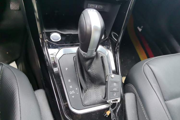 Used Volkswagen T-ROC 2022 280TSI DSG Two-Wheel Drive Comfort PLUS Gear Lever