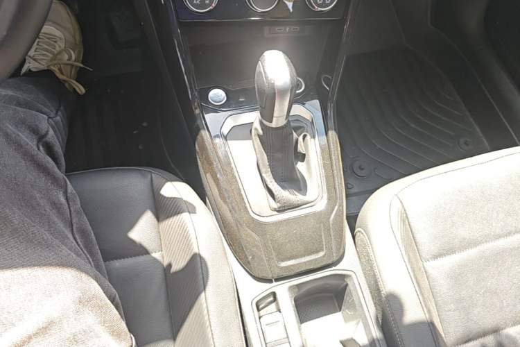 Used Volkswagen T-ROC 2022 280TSI DSG Two-Wheel Drive Comfort PLUS Gear Lever