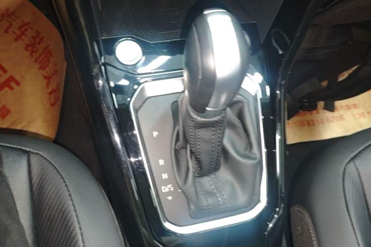 Used Volkswagen T-ROC 2022 280TSI DSG Two-Wheel Drive Comfort PLUS Gear Lever