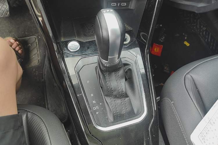 Used Volkswagen T-ROC 2022 280TSI DSG Two-Wheel Drive Comfort PLUS Gear Lever