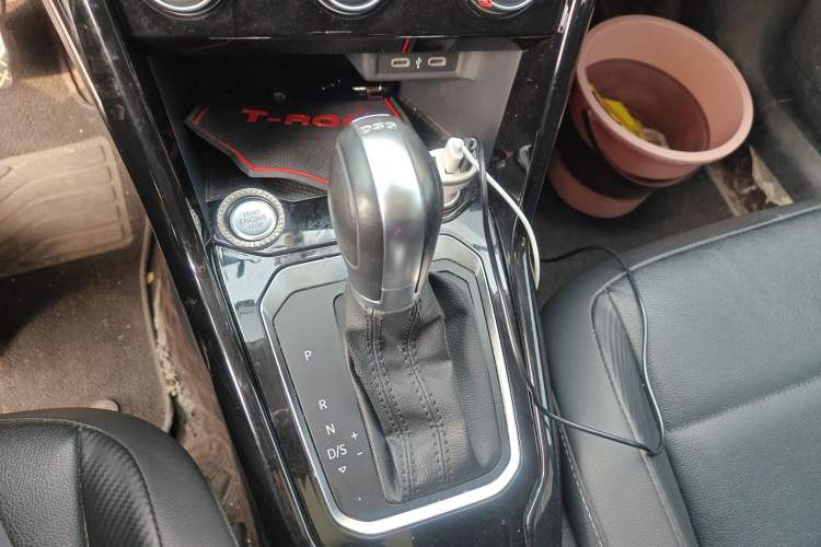 Used Volkswagen T-ROC 2022 280TSI DSG Two-Wheel Drive Comfort PLUS Gear Lever