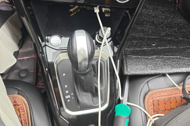 Used Volkswagen T-ROC 2022 280TSI DSG Two-Wheel Drive Comfort PLUS Gear Lever