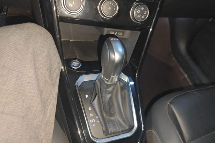 Used Volkswagen T-ROC 2022 280TSI DSG Two-Wheel Drive Comfort PLUS Gear Lever