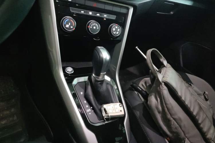 Used Volkswagen T-ROC 2022 280TSI DSG Two-Wheel Drive Elite PLUS Gear Lever