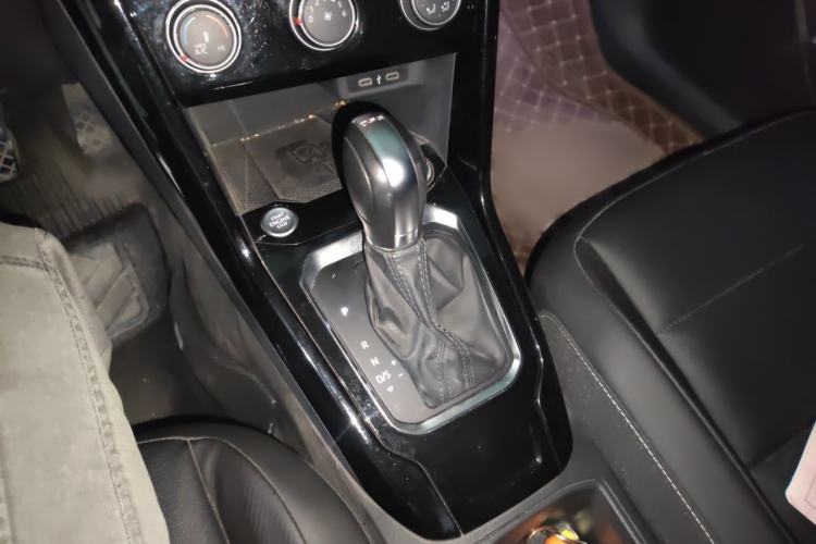 Used Volkswagen T-ROC 2022 280TSI DSG Two-Wheel Drive Comfort PLUS Gear Lever