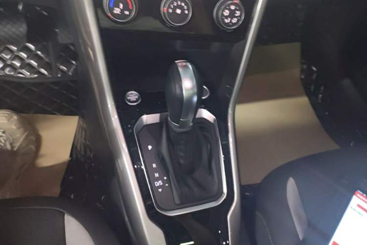 Used Volkswagen T-ROC 2022 280TSI DSG Two-Wheel Drive Elite PLUS Gear Lever