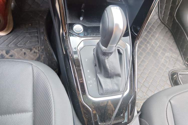 Used Volkswagen T-ROC 2022 280TSI DSG Two-Wheel Drive Comfort PLUS Gear Lever