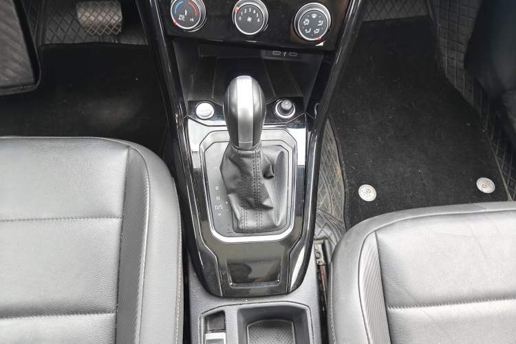Used Volkswagen T-ROC 2022 280TSI DSG Two-Wheel Drive Comfort PLUS Gear Lever