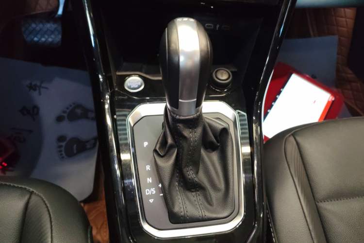 Used Volkswagen T-ROC 2022 280TSI DSG Two-Wheel Drive Comfort PLUS Gear Lever