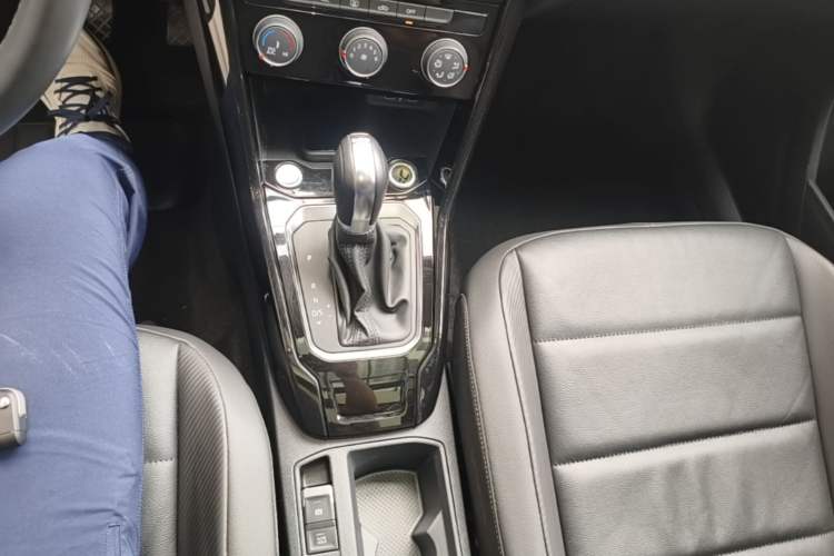 Used Volkswagen T-ROC 2022 280TSI DSG Two-Wheel Drive Elite PLUS Gear Lever