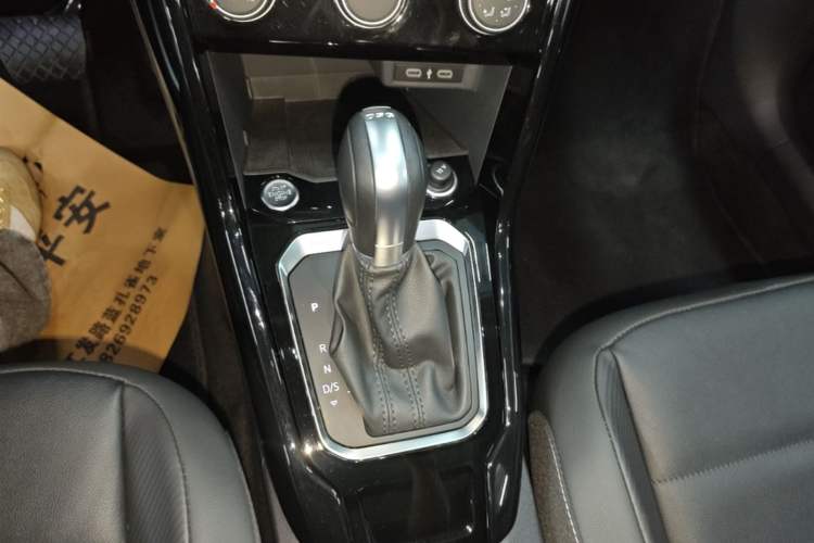 Used Volkswagen T-ROC 2022 280TSI DSG Two-Wheel Drive Comfort PLUS Gear Lever