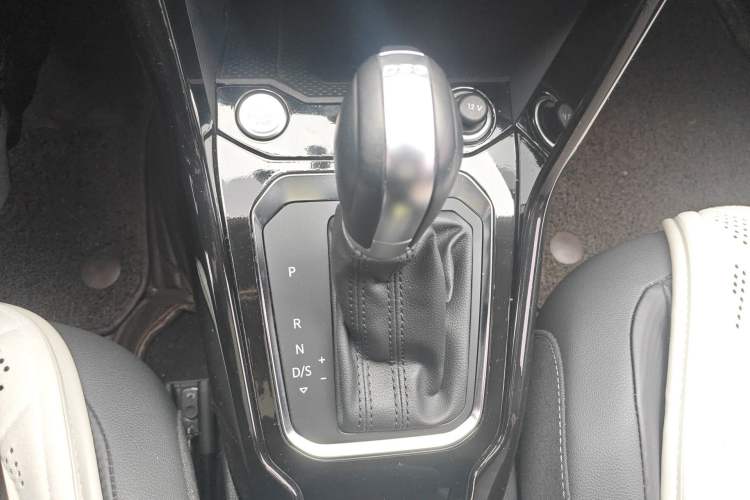 Used Volkswagen T-ROC 2022 280TSI DSG Two-Wheel Drive Comfort PLUS Gear Lever
