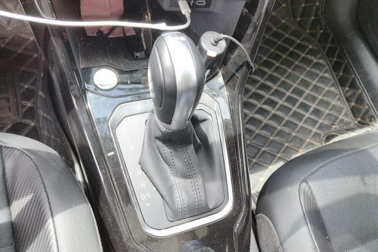 Used Volkswagen T-ROC 2022 280TSI DSG Two-Wheel Drive Comfort PLUS Gear Lever