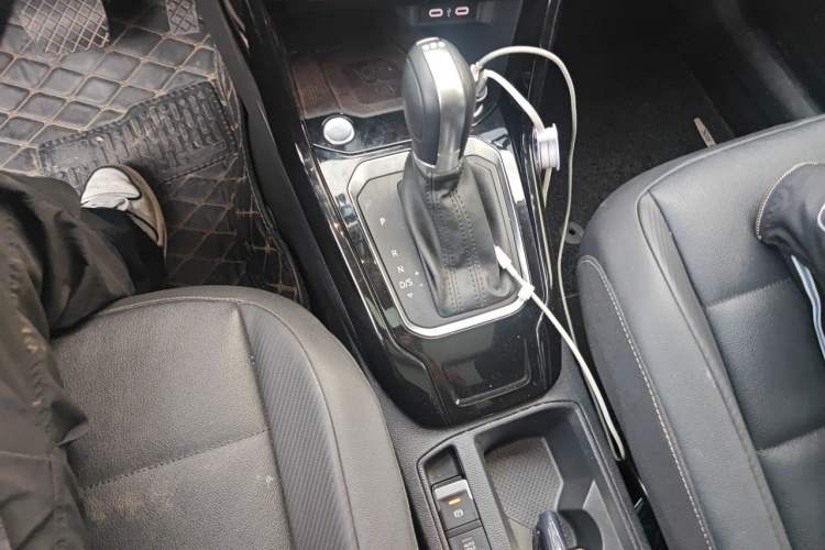 Used Volkswagen T-ROC 2022 280TSI DSG Two-Wheel Drive Comfort PLUS Gear Lever