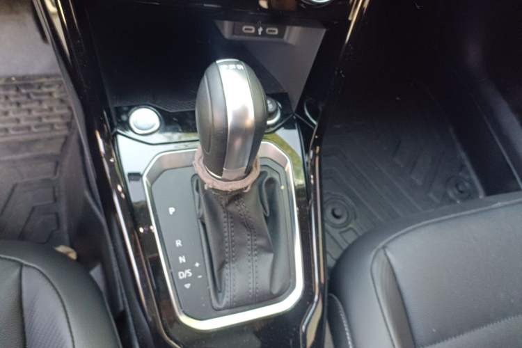 Used Volkswagen T-ROC 2022 280TSI DSG Two-Wheel Drive Comfort PLUS Gear Lever