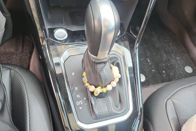 Used Volkswagen T-ROC 2022 280TSI DSG Two-Wheel Drive Comfort PLUS Gear Lever