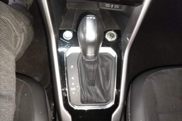 Used Volkswagen T-ROC 2022 280TSI DSG Two-Wheel Drive R-Line Pro PLUS Gear Lever