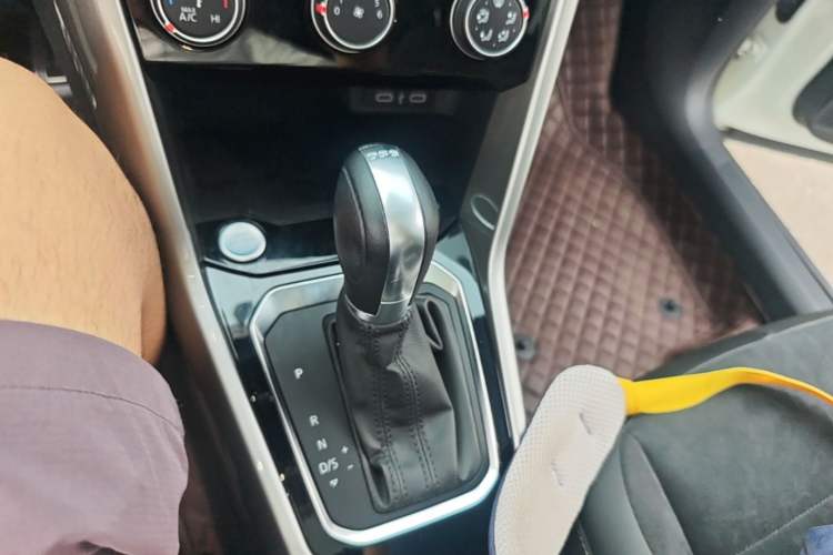 Used Volkswagen T-ROC 2022 280TSI DSG Two-Wheel Drive R-Line Pro PLUS Gear Lever