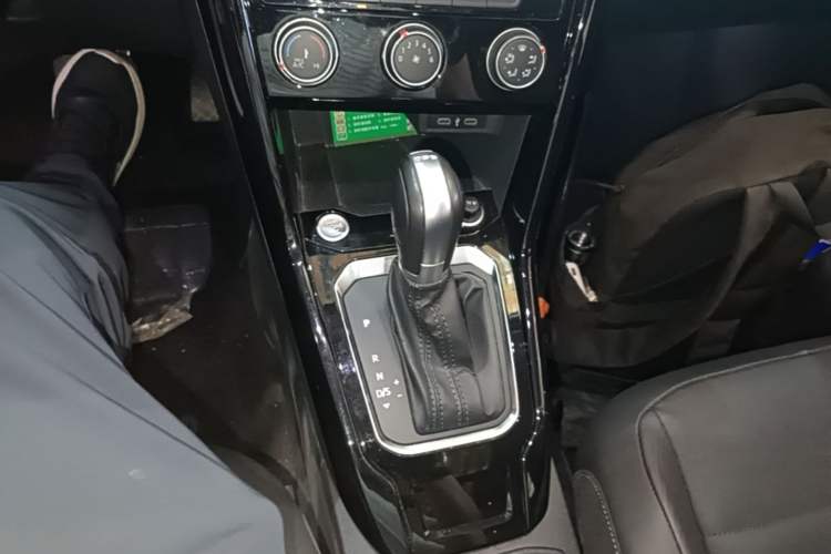 Used Volkswagen T-ROC 2022 280TSI DSG Two-Wheel Drive Comfort PLUS Gear Lever