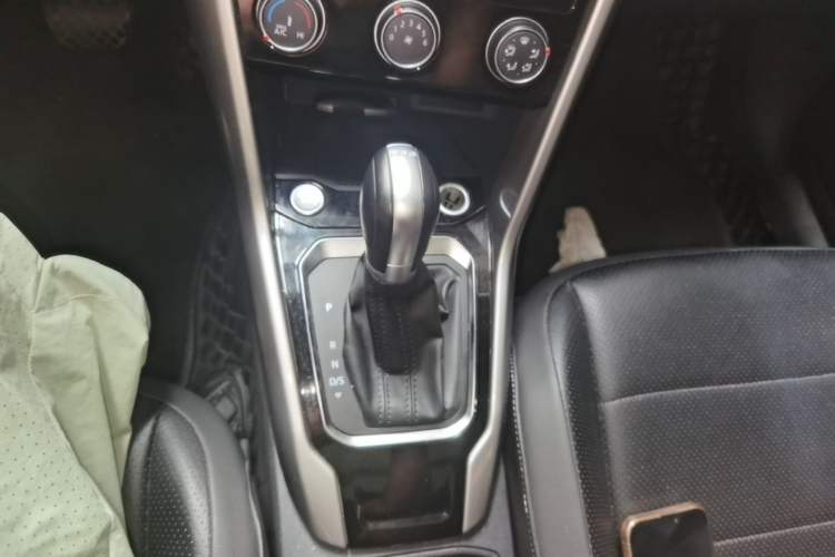Used Volkswagen T-ROC 2022 280TSI DSG Two-Wheel Drive Elite PLUS Gear Lever
