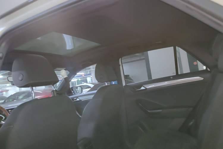 Used Volkswagen T-ROC 2022 280TSI DSG Two-Wheel Drive R-Line Pro PLUS Headliner