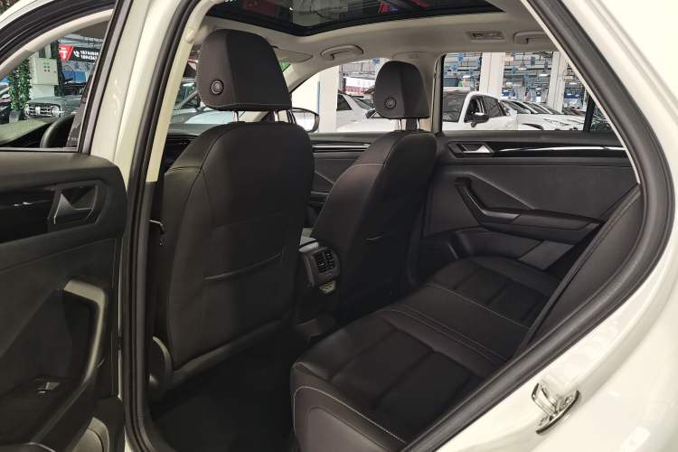 Used Volkswagen T-ROC 2022 280TSI DSG Two-Wheel Drive Comfort PLUS Interior 2