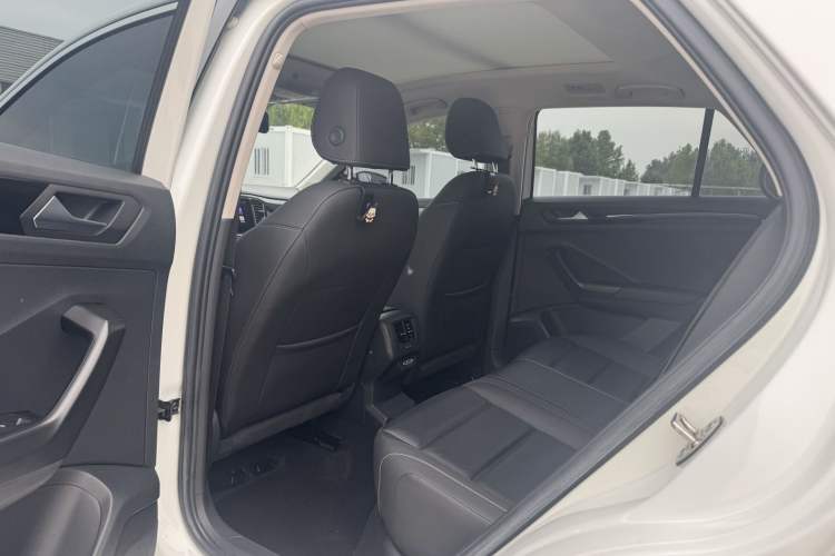 Used Volkswagen T-ROC 2022 280TSI DSG Two-Wheel Drive Comfort PLUS Interior 2
