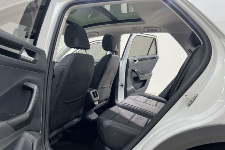 Used Volkswagen T-ROC 2022 280TSI DSG Two-Wheel Drive Comfort PLUS Interior 2