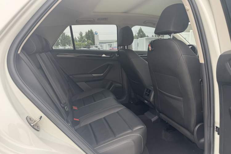 Used Volkswagen T-ROC 2022 280TSI DSG Two-Wheel Drive Comfort PLUS Interior 3