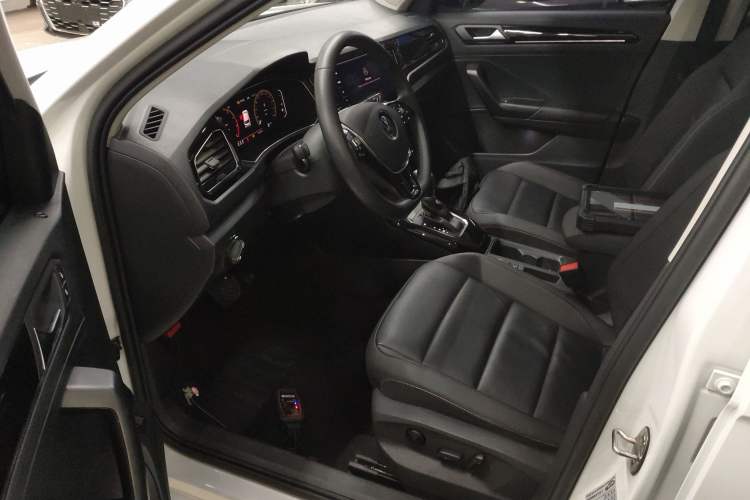 Used Volkswagen T-ROC 2022 280TSI DSG Two-Wheel Drive Comfort PLUS Interior 3