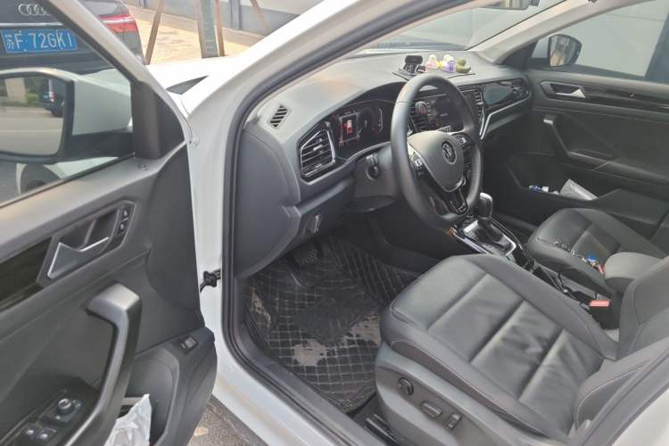 Used Volkswagen T-ROC 2022 280TSI DSG Two-Wheel Drive Comfort PLUS Interior 3