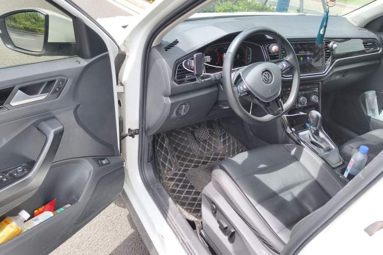 Used Volkswagen T-ROC 2022 280TSI DSG Two-Wheel Drive Comfort PLUS Interior 3