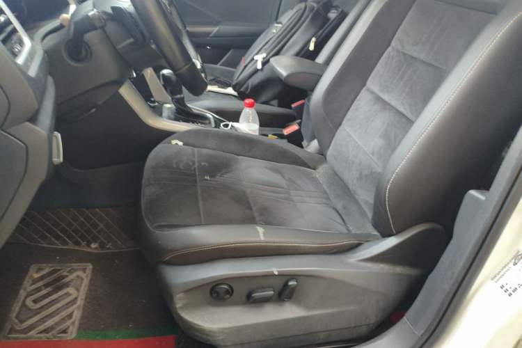 Used Volkswagen T-ROC 2022 280TSI DSG Two-Wheel Drive R-Line Pro PLUS Left Front Seat