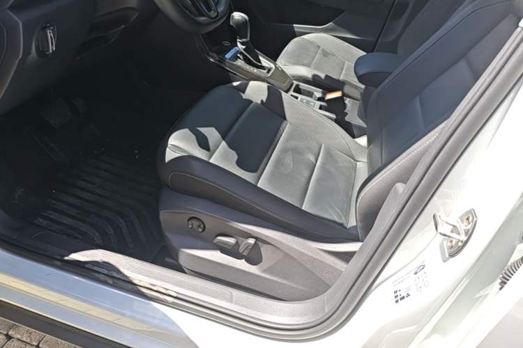 Used Volkswagen T-ROC 2022 280TSI DSG Two-Wheel Drive Comfort PLUS Left Front Seat