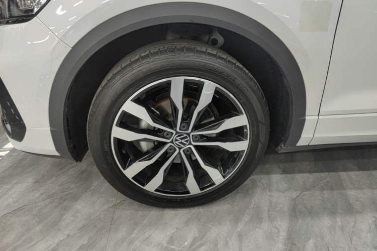 Used Volkswagen T-ROC 2022 280TSI DSG Two-Wheel Drive R-Line Pro PLUS Left Front Wheel Hub