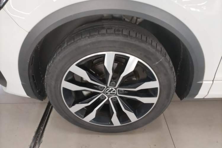Used Volkswagen T-ROC 2022 280TSI DSG Two-Wheel Drive R-Line Pro PLUS Left Front Wheel Hub