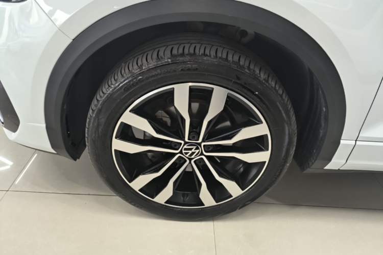 Used Volkswagen T-ROC 2022 280TSI DSG Two-Wheel Drive R-Line Pro PLUS Left Front Wheel Hub