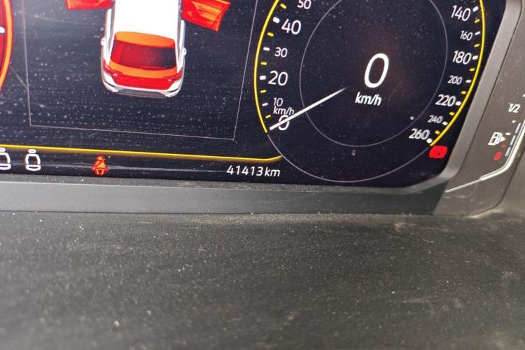 Used Volkswagen T-ROC 2022 280TSI DSG Two-Wheel Drive Elite PLUS Odometer Close Up