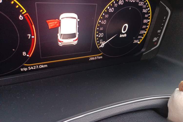 Used Volkswagen T-ROC 2022 280TSI DSG Two-Wheel Drive Elite PLUS Odometer Close Up