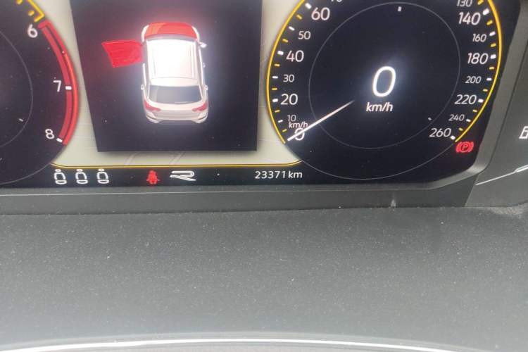Used Volkswagen T-ROC 2022 280TSI DSG Two-Wheel Drive R-Line Pro PLUS Odometer Close Up