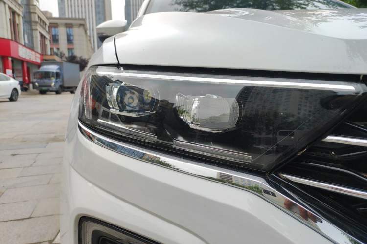 Used Volkswagen T-ROC 2022 280TSI DSG Two-Wheel Drive Elite PLUS Right Front Headlight