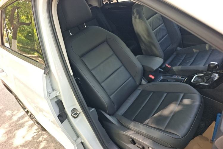 Used Volkswagen T-ROC 2022 280TSI DSG Two-Wheel Drive Elite PLUS Right Front Seat