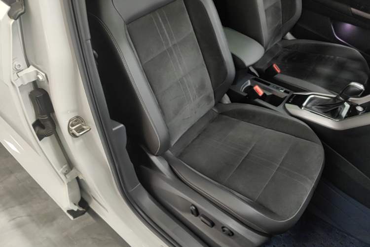 Used Volkswagen T-ROC 2022 280TSI DSG Two-Wheel Drive R-Line Pro PLUS Right Front Seat