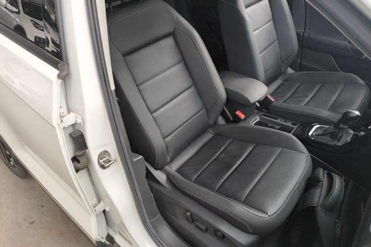 Used Volkswagen T-ROC 2022 280TSI DSG Two-Wheel Drive Comfort PLUS Right Front Seat